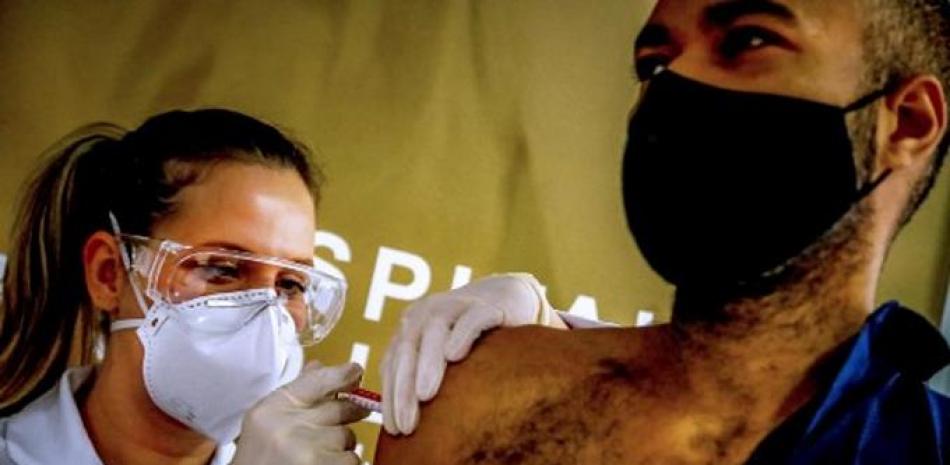 Brasileño recibiendo la vacuna prueba del COVID-19, hecha por una empresa china. / AFP