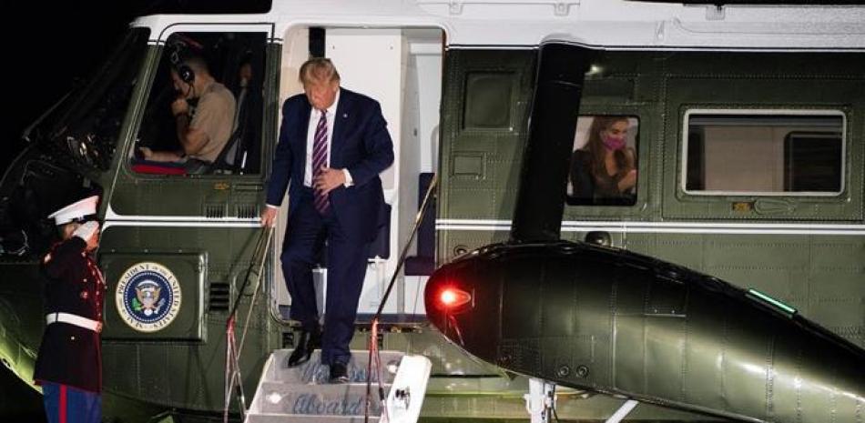 Donald Trump bajando del helicoptero presidencial. / EFE