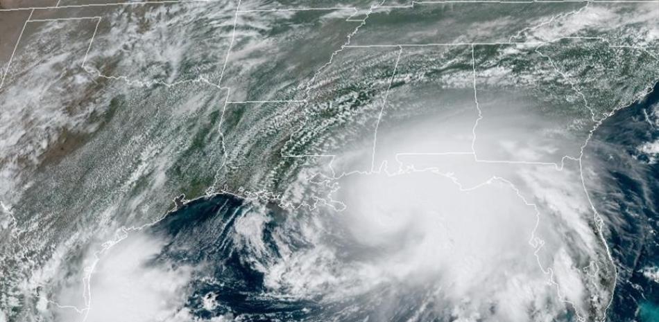 Fotografía satelital cedida por la Oficina Nacional de Administración Oceánica y Atmosférica (NOAA) de Estado Unidos por vía del Centro Nacional de Huracanes (NHC) donde se muestra la localización del huracán Sally en el golfo de México este lunes a las 15:21 hora local (19:21 GMT). La tormenta Sally se convirtió en huracán este lunes en el Golfo de México de camino a la costa de Louisiana, donde se prevé que toque tierra este martes a primera hora del día, según el más reciente reporte del NHC. EFE