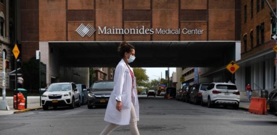 Una trabajadora médica camina por el Centro Médico Maimonides en un vecindario del distrito de Brooklyn de la ciudad de Nueva York. Foto: Spencer Platt/AFP.