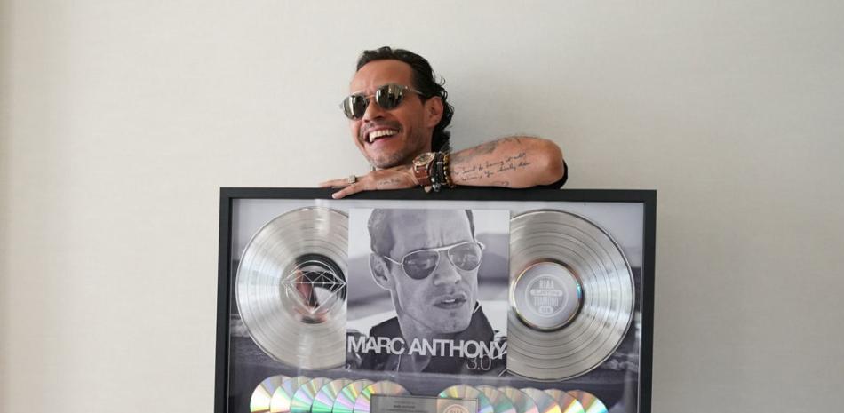 Marc Anthony recibe disco de diamante por su álbum 3.0. Es el primer disco de salsa en lograr ese reconocimiento.