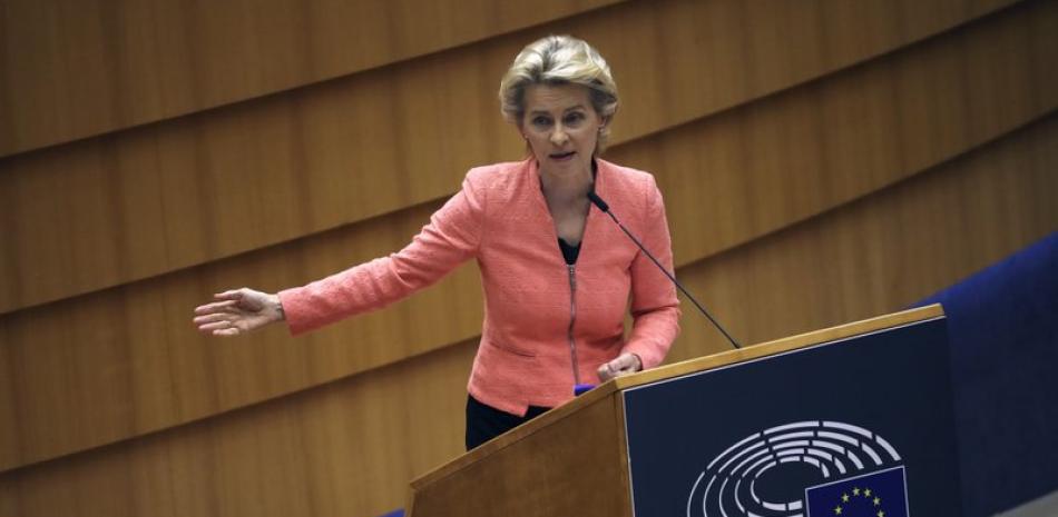 La presidenta de la Comisión Europea, Ursula von der Leyen, se dirige al plenario durante su primer discurso sobre el Estado de la Unión, en el Parlamento Europeo, en Bruselas, el 16 de septiembre de 2020. (AP Foto, Francisco Seco)