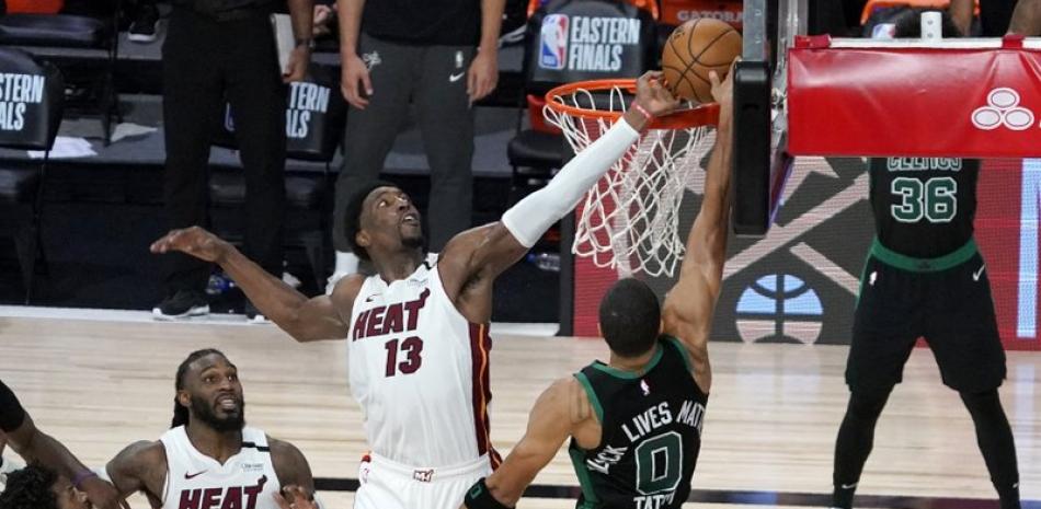 Bam Adebayo, del Heat de Miami, blquea un disparo de Jayson Tatum, de los Celtics de Boston, en el primer partido de la final de la Conferecia del Este, el martes 15 deseptiembre de 2020, en Lake Buena Vista, Florida.