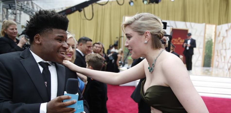 En esta foto del 9 de febrero de 2020, Greta Gerwig, a la derecha, conversa con Jerry Harris en la alfobra roja de los premios Oscar, en el Teatro Dolby en Los Angeles. Harris, astro de la serie documental de Netflix "Cheer", fue arrestado el jueves 17 de septiembre bajo cargos de pornografía infantil. (AP Foto/John Locher Archivo)