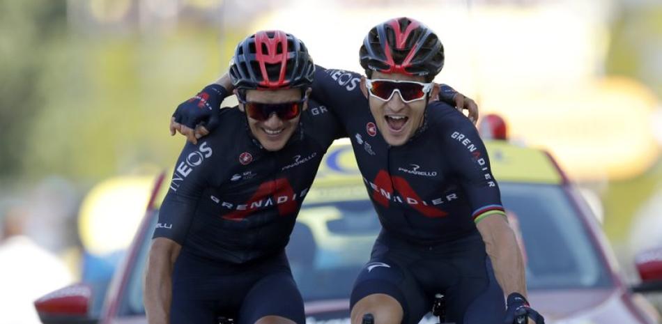 El polaco Michal Kwiatkowski (derecha) celebra con el ecuatoriano Richard Carapaz tras ganar la 18va etapa del Tour de Francia en La Roche-sur-Foro. (AP)