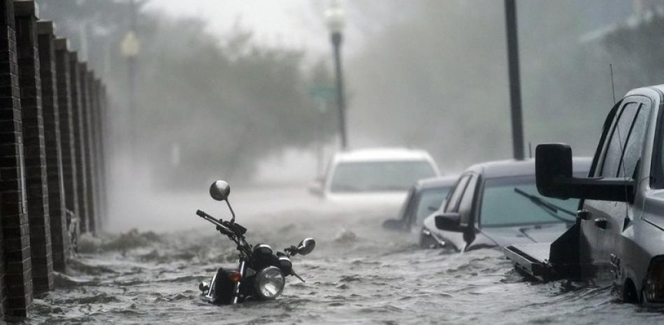 Autos y una motocicleta en una calle inundada el miércoles 16 de septiembre de 2020 en Pensacola, Florida. Foto: AP/Gerald Herbert.