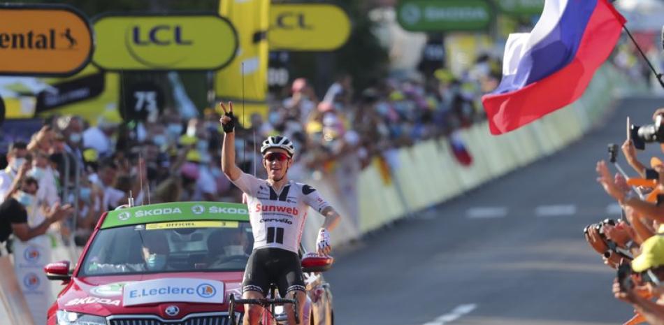 El danés Soren Kragh Andersen celebra al cruzar la línea para ganar la 19a etapa de la carrera ciclista del Tour de Francia en 166,5 kilómetros entre Bourg-En-Bresse y Champagole, Francia,