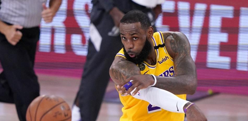 El alero de Los Angeles Lakers, LeBron Jame, hace un pase durante la segunda mitad de un partido de baloncesto de la postemporada de la conferencia de la NBA contra los Denver Nuggets este viernes.