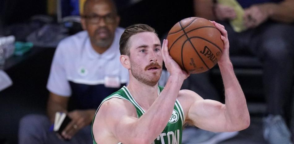 Gordon Hayward (20) de los Boston Celtics intenta un tiro durante la segunda mitad de un juego de baloncesto de la postemporada de la conferencia de la NBA contra el Miami Heat.
