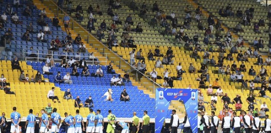 Aficionados observan la presentación de los jugadores de Parma y Napoli previo al partido de la Serie A de Italia en Parma, el domingo 20 de septiembre de 2020. (AP)