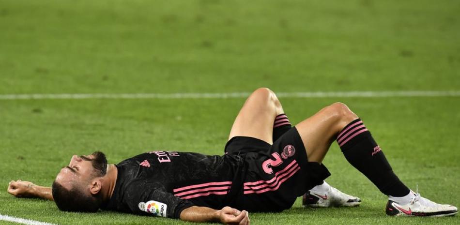 Dani Carvajal del Real Madrid tirado en la cancha durante el partido contra la Real Sociedad por La Liga de España, en San Sebastián, este domingo. (AP Foto/Alvaro Barrientos)