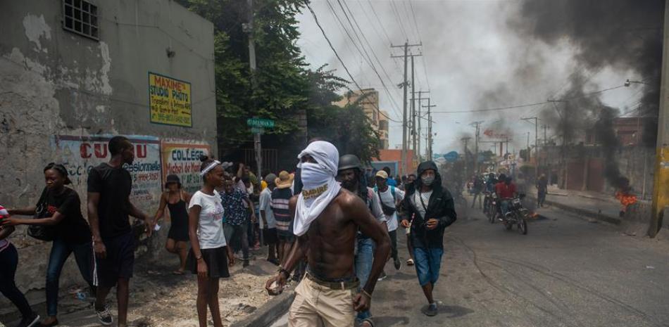 Manifestantes apoyan la protesta de un grupo de policías haitianos que incendió varios vehículos, montó barricadas y disparó al aire hoy por varias calles de Puerto Príncipe (Haití), en la segunda manifestación en tres días en la capital del país caribeño. La protesta fue organizada por un grupo de policías autodenominado Fantôme 509, para exigir la liberación de su compañero Jean Pascal Alexandre, que lleva varios meses en prisión. EFE/ JEAN MARC HERVE ABELARD