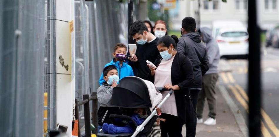 Ciudadanos británicos esperan su turno para realizarse un test de coronavirus en Londres. EFE/EPA/WILL OLIVER