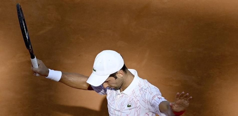 El No.1 del mundo, el tenista serbio Djokovic, recibe advertencia por obscenidad en Roma. (AP)