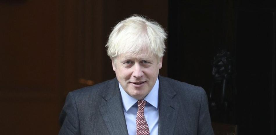 El primer ministro de Gran Bretaña, Boris Johnson, sale de su residencia oficial, en el 10 de Downing Street, Londres, el 21 de septiembre de 2020. (Yui Mok/PA via AP)