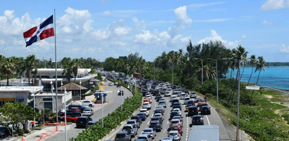 Miles de personas llenaron la playa de Boca Chica ayer durante el asueto por el Día de las Mercedes, lo que provocó un largo tapón en la autopista Las Américas. /RAÚL ASENCIO