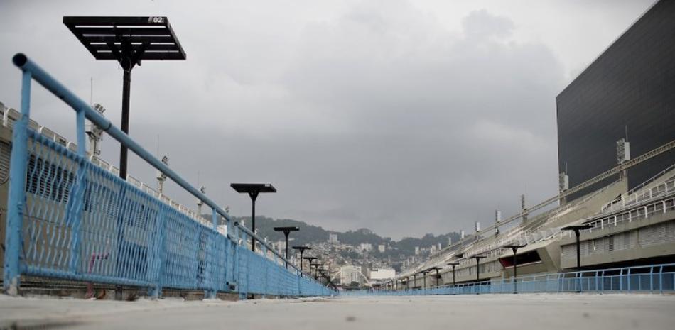 Esta fotografía muestra las gradas vacías del Sambódromo, en Río de Janeiro, el lunes 21 de septiembre de 2020. (AP Foto/Silvia Izquierdo).