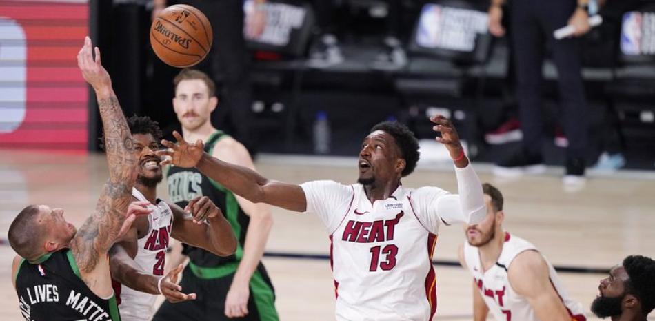 Bam Adebayo (13) de Miami Heat y Daniel Theis (27) de Boston Celtics luchan por el balón durante la segunda mitad de la final de la conferencia de la NBA, el viernes 25 de septiembre de 2020 en Lake Buena Vista, Florida.