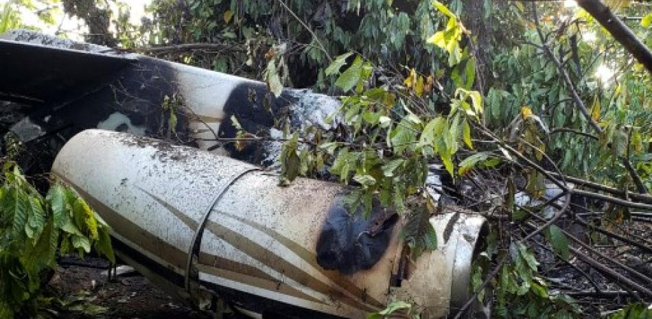 Escombros del avión que transportaba drogas luego de que se estrellara en la aldea de Santa Marta Salinas, municipio de Chisec, Guatemala. Foto: Ejército de Guatemala/AFP.