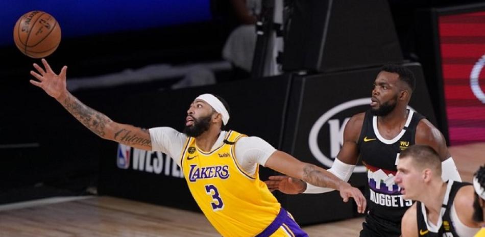 Anthony Davis, de los Lakers, se estira en busca de un balón durante el encuentro de playoffs disputado este jueves ante los Nuggets de Denver, en Lake Buena Vista, Florida (AP Foto/Mark J. Terrill)