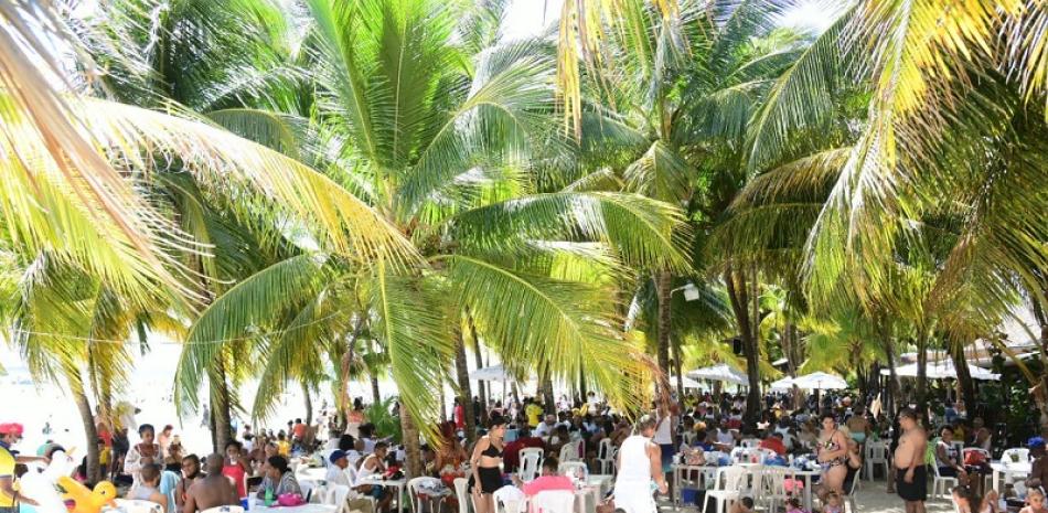 Cientos de personas en la playa de Boca Chica. / Listín