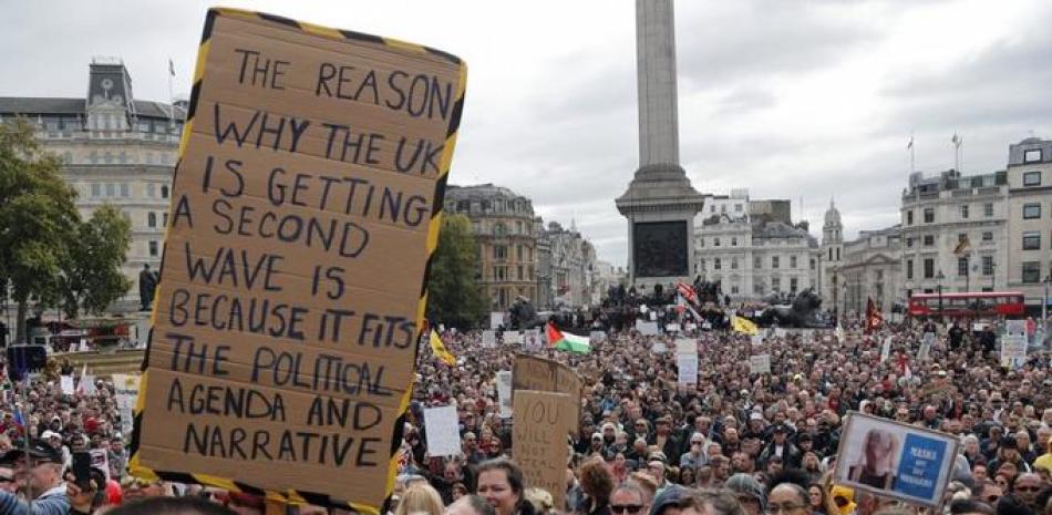 Unas personas participan en una marcha en la Plaza de Trafalgar, para protestar contra las restricciones de coronavirus en Londres. Foto: AP/Frank Augstein.