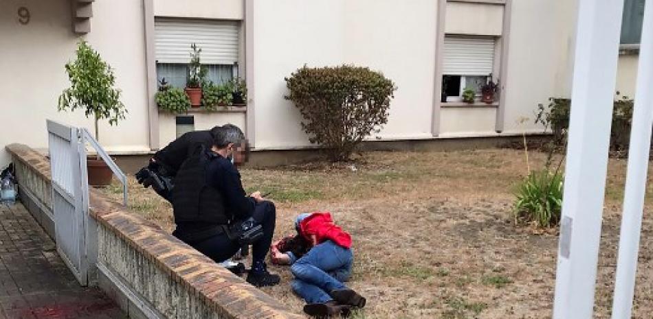 Esta foto muestra a una de las dos víctimas del ataque siendo atendido por dos policías cerca de las antiguas oficinas de la revista satírica francesa Charlie Hebdo en París. David Cohen/AFP.