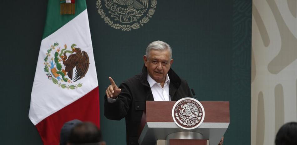El presidente de México, Andrés Manuel López Obrador, habla frente a familiares de 43 estudiantes desaparecidos de la Escuela Normal Rural de Ayotzinapa. Foto: AP/Rebecca Blackwell.