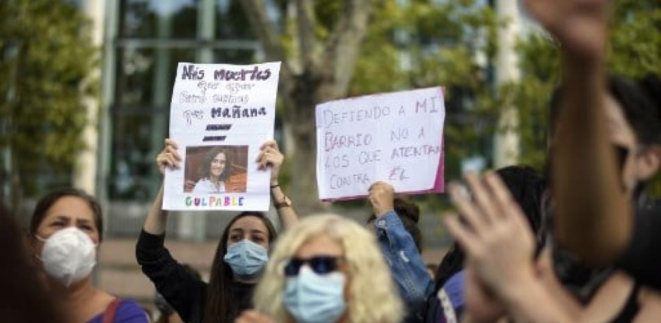 Uno de los manifestantes sostiene una pancarta que dice "Más muertos que ayer pero menos que mañana" durante una protesta contra las restricciones impuestas por el gobierno regional para combatir la propagación del coronavirus en el distrito de Vallecas en Madrid. Foto: Oscar del Pozo/AFP.