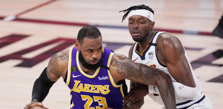 LeBron James (23) de Los Angeles Lakers, avanza con el balón en el partido que su equipo le ganó a los Nuggets para avanzar a la final este sábado.