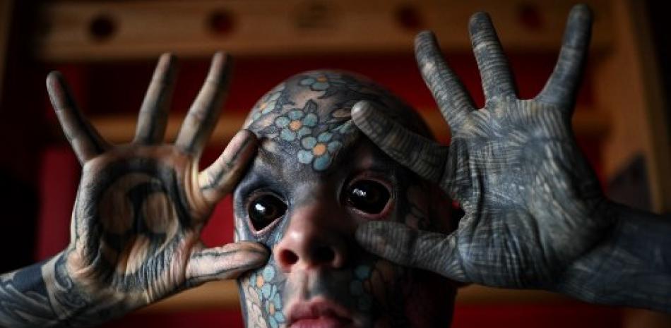 Sylvain Helaine, maestro de escuela primaria francesa y entusiasta del tatuaje, conocido como Freaky Hoody, posa durante una sesión de fotos en Palaiseau, un suburbio al sur de París. Foto: Christophe Archambault/AFP.