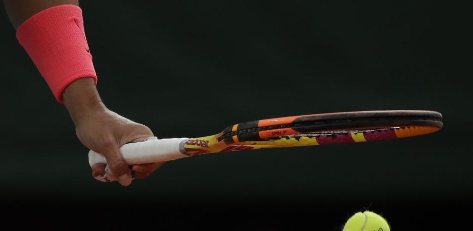 El español Rafael Nadal se prepara para servir contra Egor Gerasimov de Bielorrusia en el partido de primera ronda del torneo de tenis Abierto de Francia en el estadio Roland Garros en París, Francia, el lunes.