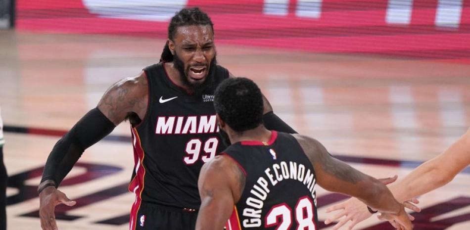 Jae Crowder (99) de Miami Heat y su compañero de equipo Andre Iguodala (28) celebran una canasta durante un juego de los playoffs de la conferencia de la NBA contra los Celtics de Boston el domingo.