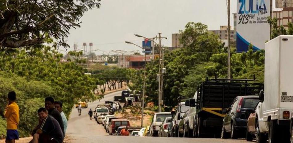 Personas hacen fila en sus vehículos para cargar gasolina en Maracaibo, capital de Zulia (EFE/Henry Chirinos)