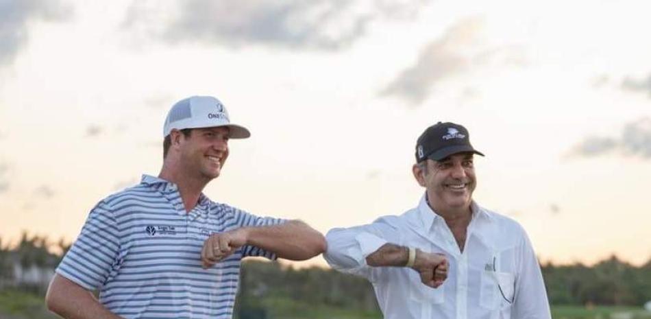 El presidente Luis Abinader y el norteamericano Hudson Swafford, campeón de la 3ra edición del Corales Puntacana Resort & Club Championship PGA TOUR.