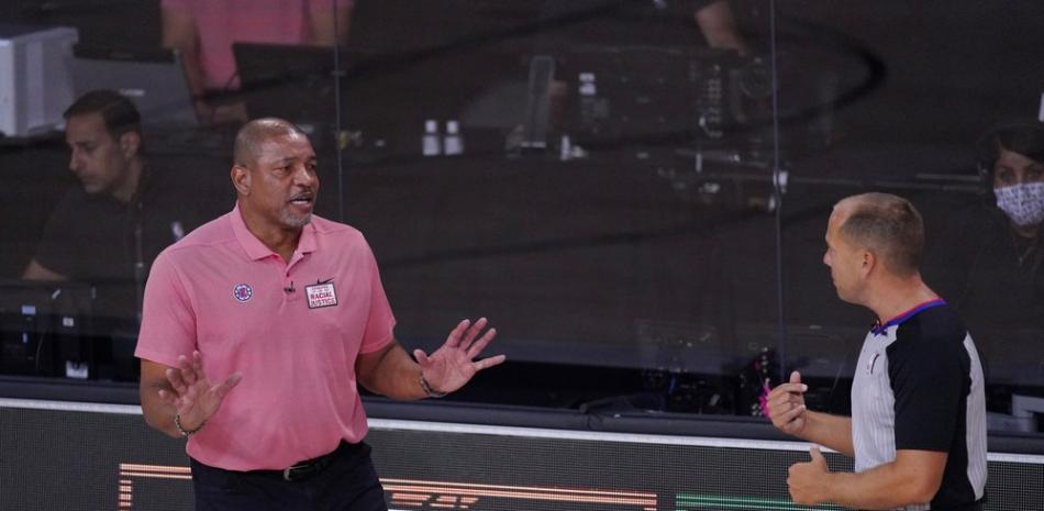 El entrenador en jefe de Los Angeles Clippers, Doc Rivers, a la izquierda, cuestiona una llamada durante la primera mitad de un partido de baloncesto de semifinales de la conferencia de la NBA contra los Denver Nuggets,