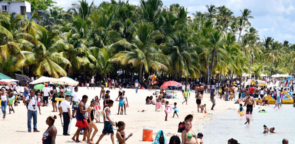 Bañistas disfrutaron ayer en masa de las playas de Juan Dolio y Boca Chica.