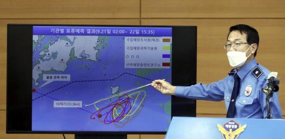 Yoon Seong-hyun, director de la oficina de investigación de la Guardia Costera de Corea del Sur, ofrece una conferencia de prensa en la sede de la agencia, en Incheon, Corea del Sur, el 29 de septiembre de 2020. (Yun Hyun-tae/Yonhap via AP)