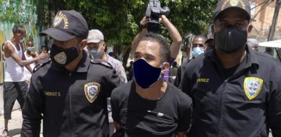 Fotografía de uno de los detenidos remitida por la Policía Nacional. Parte del rostro de la persona apresada, que no fue identificada, se observa trastocada en el área en que se ubica su mascarilla de protección por el Covid-19.