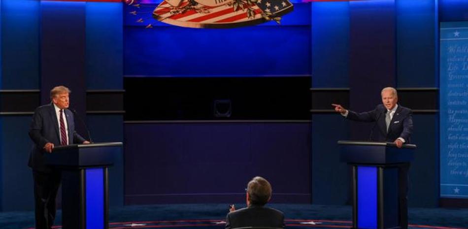 El demócrata Joe Biden y el republicano Donald Trump, durante el desarrollo del primer debate en Cleveland, Ohio, el cual fue moderado por Chris Wallace. AP