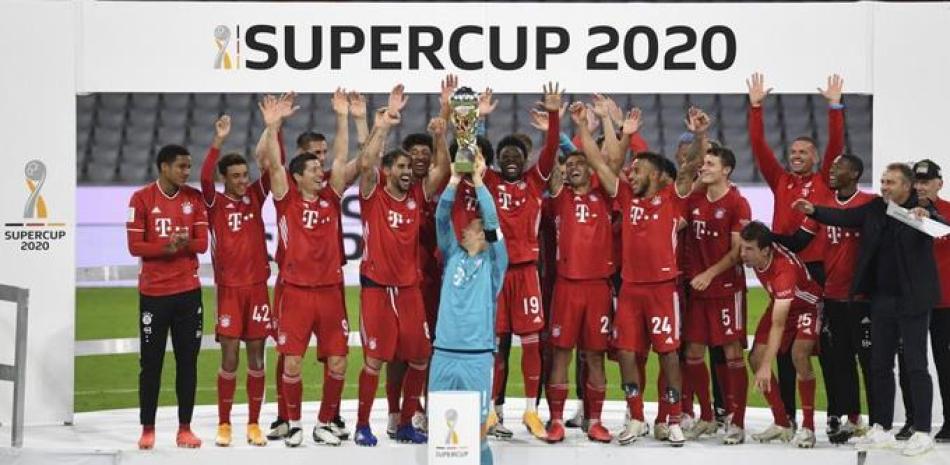 El arquero del Bayern Múnich, Manuel Neyer levanta la Supercopa, conquistada por el club este miércoles con un triunfo sobre el Borussia Dortmund.