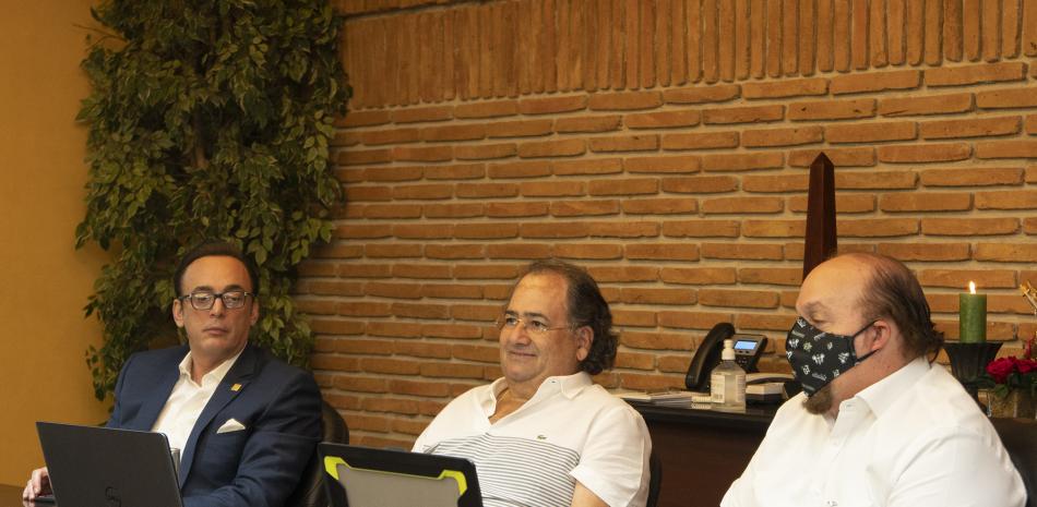El ingeniero Miguel Feris (centro) mientras presidía la asamblea de accionistas de las Estrellas, en la cual fue reelecto como presidente del club de béisbol. Desde la izquierda, Luis Manuel Aguiló (vicepresidente de mercadeo y comunicaciones), Feris y Pável Aguiló (vicepresidente ejecutivo).
