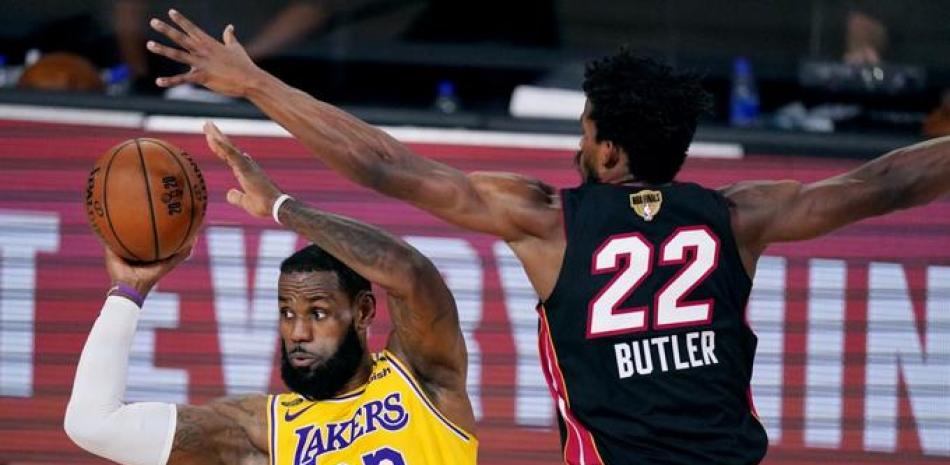 LeBron James (23) de Los Angeles Lakers pasa el balón mientras es presionado por Jimmy Butler (22) de Miami Heat durante el Juego 1 de las Finales de la NBA de baloncesto el miércoles pasado.