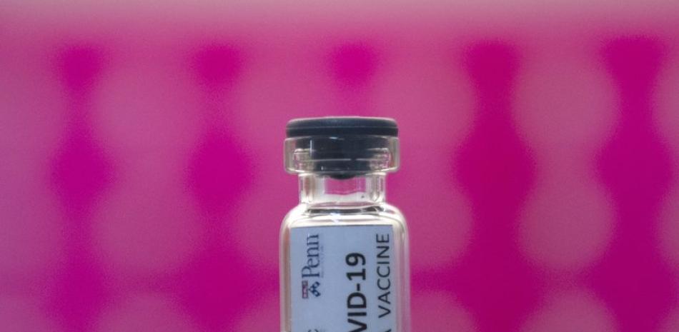 ARCHIVO - En esta imagen del lunes 25 de mayo de 2020, un vial de una posible vacuna de COVID-19 se ve en un estante durante unos ensayos en el Centro de Investigación de Vacunas de Chula, dirigido por la Universidad de Chulalongkorn en Bangkok, Tailandia. (AP Foto/Sakchai Lalit, Archivo)