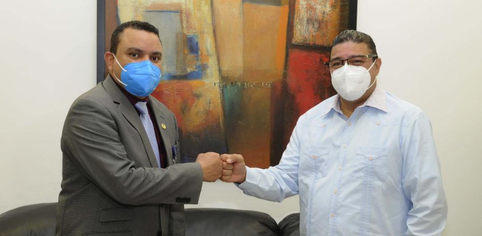 Francisco Camacho, Ministro de Deportes y el director del hospital, doctor Julio Landrón, suscribieron el acuerdo este jueves.