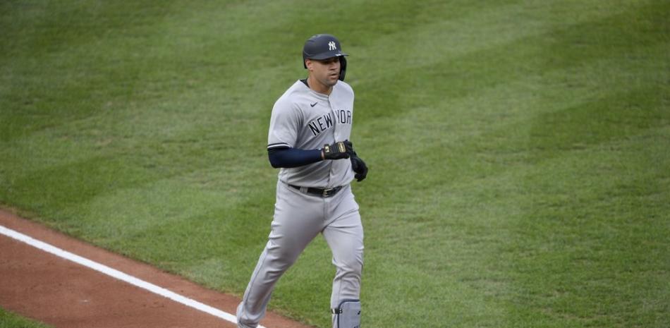 Gary Sánchez de los Yankees de Nueva York trota hacia la goma después de conectar cuadrangular de dos carreras en el sexto inning.