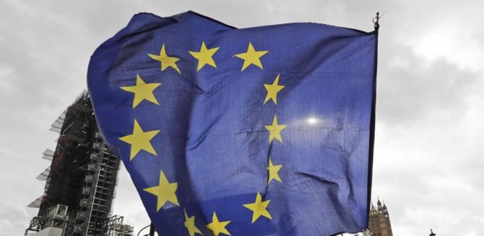 Un partidario de la UE ondea una bandera ante el Parlamento en Londres, el miércoles 30 de septiembre de 2020. (AP Foto/Frank Augstein)