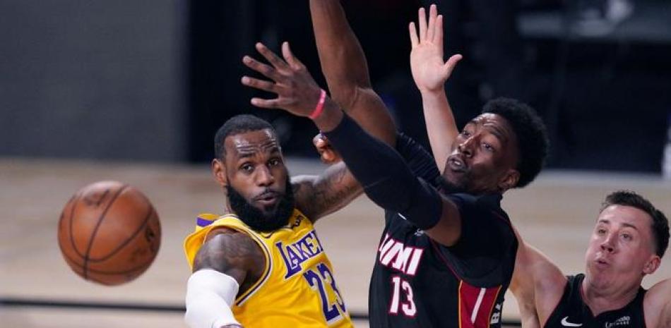 LeBron James y los Lakers fueron demasiado para el Heat en el primer juego de la final de la NBA.