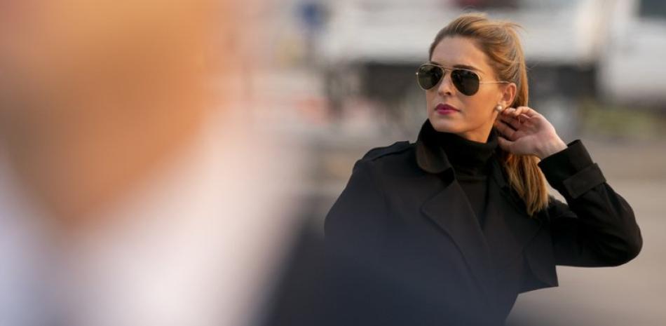 La consejera del presidente Donald Trump, Hope Hicks, llega con el mandatario al Aeropuerto Internacional de Reno-Tahoe, en Reno, Nevada, el sábado 12 de septiembre de 2020. (AP Foto/Andrew Harnik)