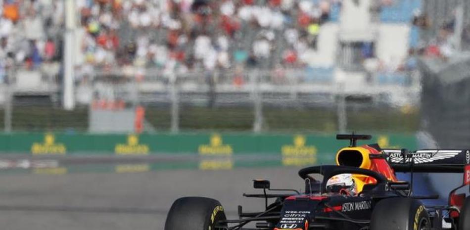 El piloto holandés Max Verstappen, de Red Bull, conduce durante el Gran Premio de Rusia de la Fórmula Uno, en el autódromo de Sochi, Rusia.  Honda, proveedor de motores para Red Bull, anunció el viernes 2 de octubre que abandonará la F1 al final de la temporada 2021.